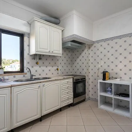 Host Wise - Lively Charming W Pool Apartment