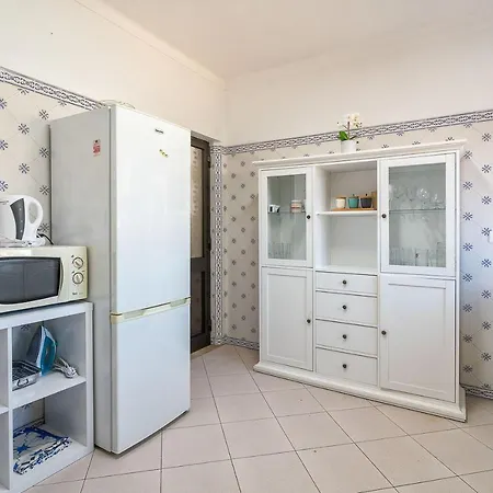 Host Wise - Lively Charming W Pool Appartement *